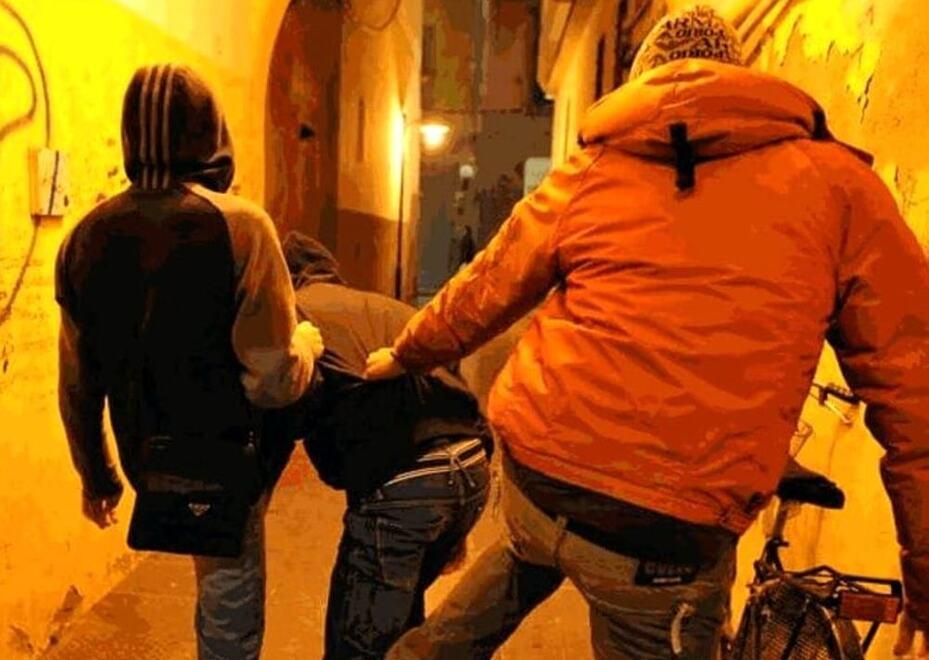 Formigine, ragazzino aggredito e rapinato: cade e si rompe in braccio