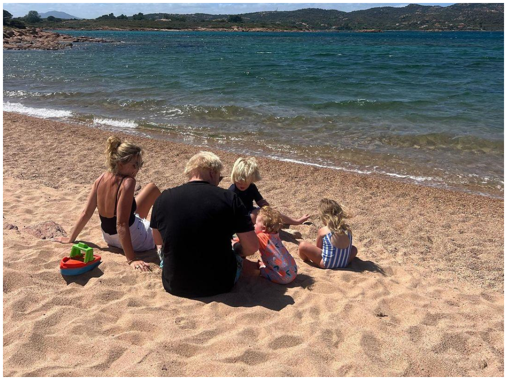 “Beautiful Sardinia”, l’ex premier inglese Boris Johnson in gita a Tavolara