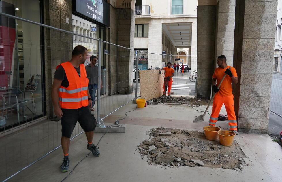 Livorno, svolta nei lavori in via Grande: si scava per la nuova palladiana