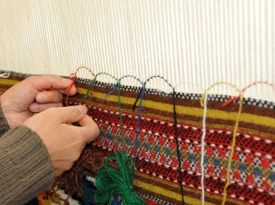 La tessitura a stuoia dei tappeti di Nule 
