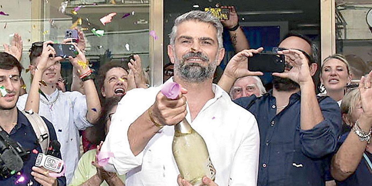 Nella foto Francesco Ferrari pronto a stappare lo spumante circondato dai suoi sostenitori in Corso Italia (foto Paolo Barlettani)