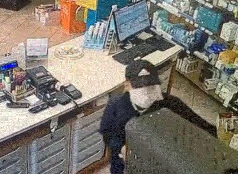 Pisa, seconda rapina in pochi giorni nella farmacia Conticini: il bandito con la mascherina colpisce ancora