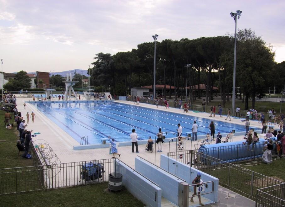 Prato, ancora un’estate senza piscina: nuotare in città è impossibile