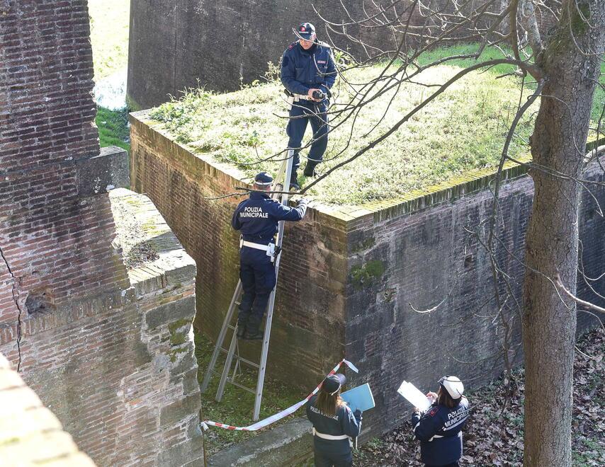 Bimbo caduto dalle Mura di Lucca, i genitori in aula: «Dopo cinque anni siamo ancora sotto choc, per lui un trauma psicologico»