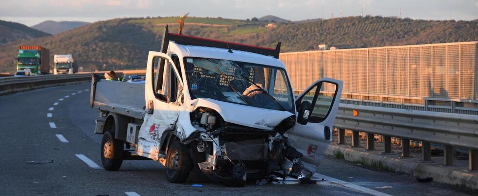 Nella foto il furgone distrutto dopo l’incidente (foto Agenzia Bf)