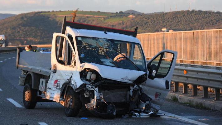 Nella foto il furgone distrutto dopo l’incidente (foto Agenzia Bf)