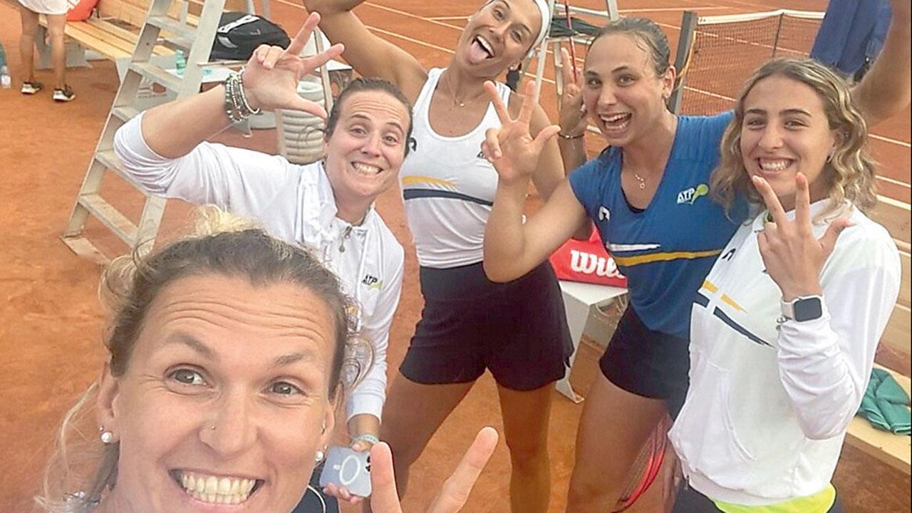 Nella foto la capitana e coach della squadra piombinese Azzurra Chellini insieme al resto della formazione dell’Atp sul campo del Tennis Tolentino dopo il match di domenica: il gruppo di Piombino si giocherà ora la sfida decisiva per centrare la promozione ins erie A2