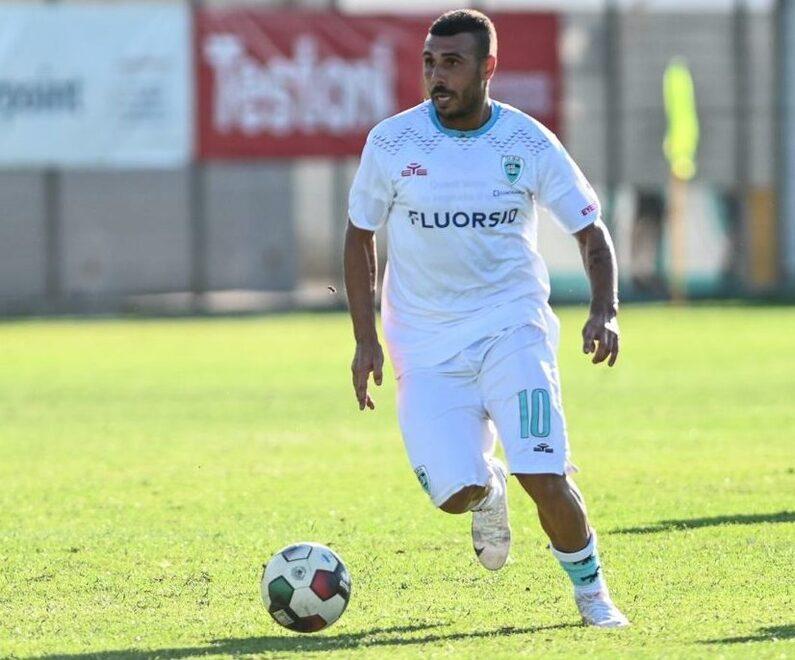 Daniele Ragatzu con la maglia dell’Olbia: l’attaccante è l’attuale obiettivo numero uno del Pontedera