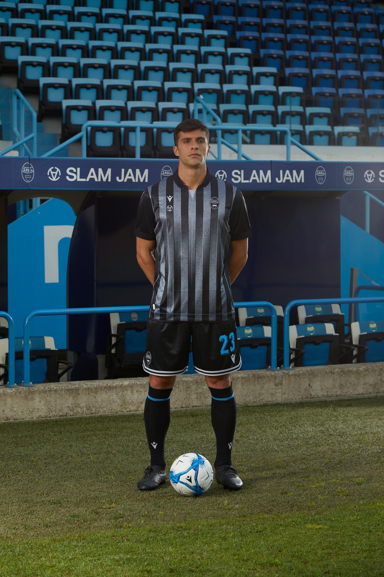 
	La nuova maglia Spal da trasferta indossata dal giocatore Matteo Arena

