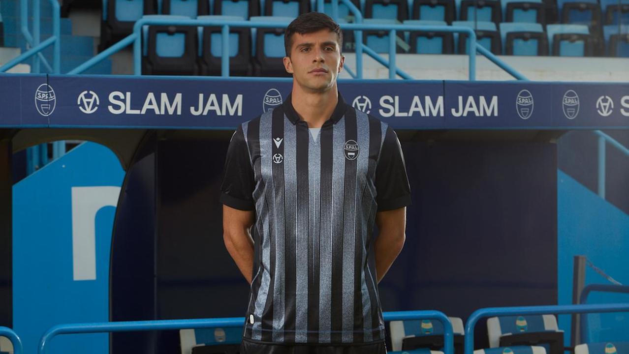 La nuova maglia Spal da trasferta indossata dal giocatore Matteo Arena