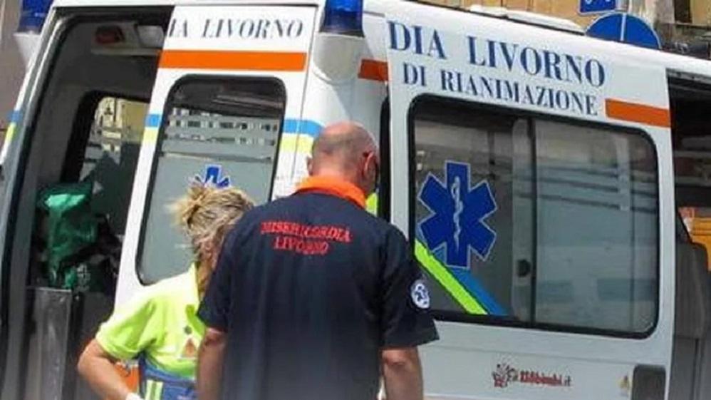 Un medico e un volontario su un mezzo della Misericordia di via Verdi (foto d'archivio)