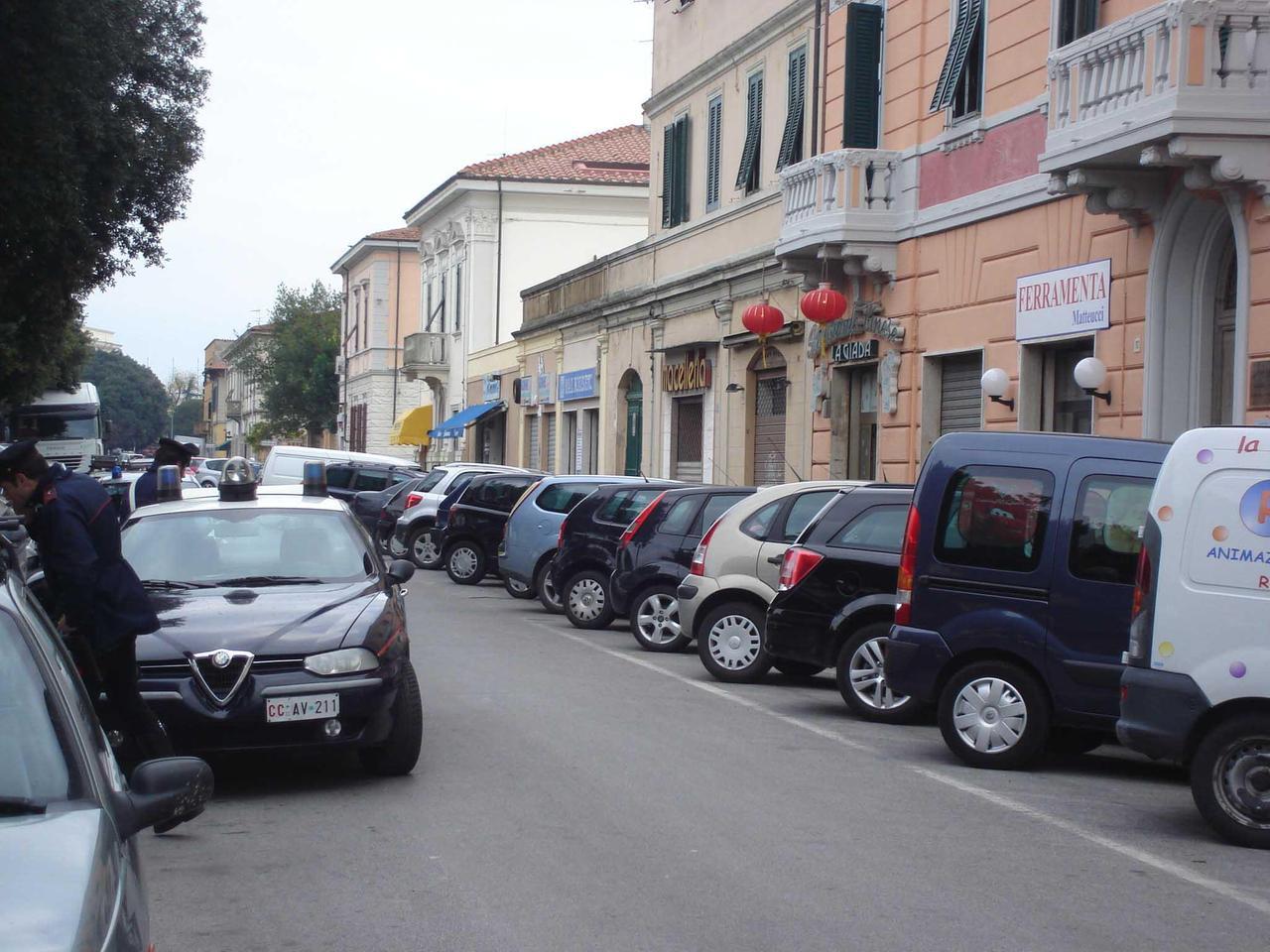 
	Una pattuglia dei carabinieri in viale Carducci (foto d'archivio)


