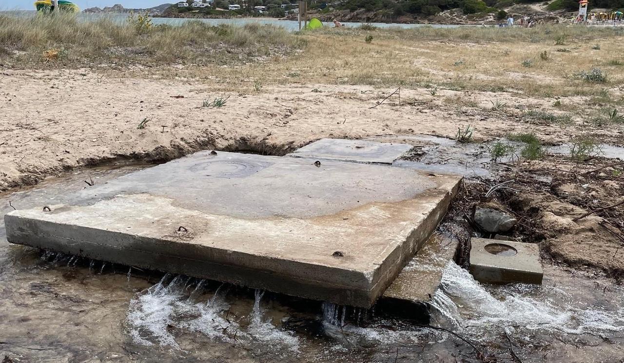 Arzachena, dietro la spiaggia di Tanca Manna una maxi perdita d’acqua potabile