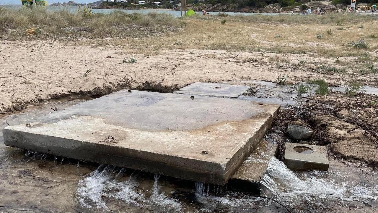 Arzachena, dietro la spiaggia di Tanca Manna una maxi perdita d’acqua potabile