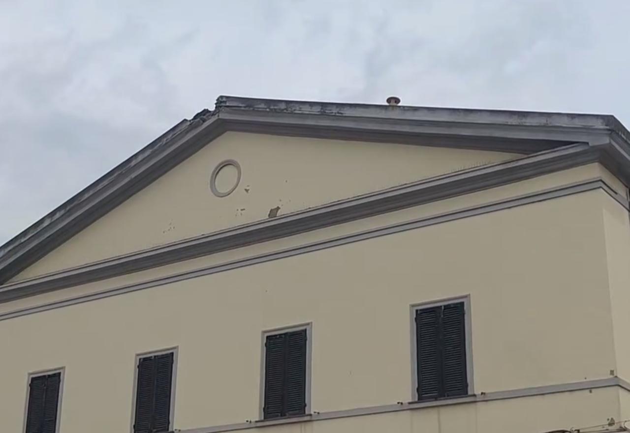 
	Il cornicione del Palazzo dei Congressi colpito dal fulmine

