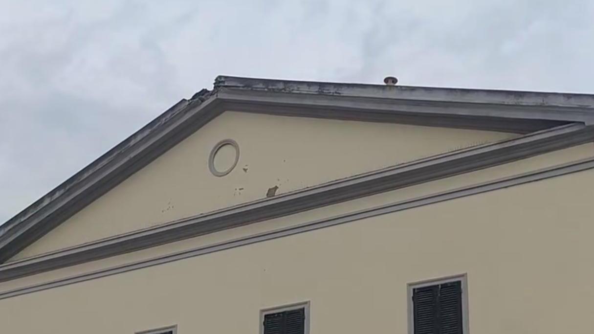 Il cornicione del Palazzo dei Congressi colpito dal fulmine