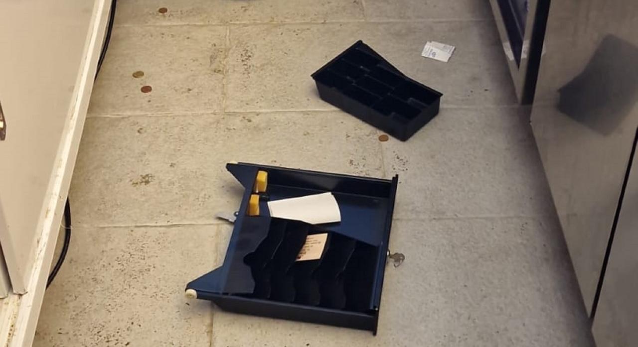 
	Il registratore di cassa danneggiato

