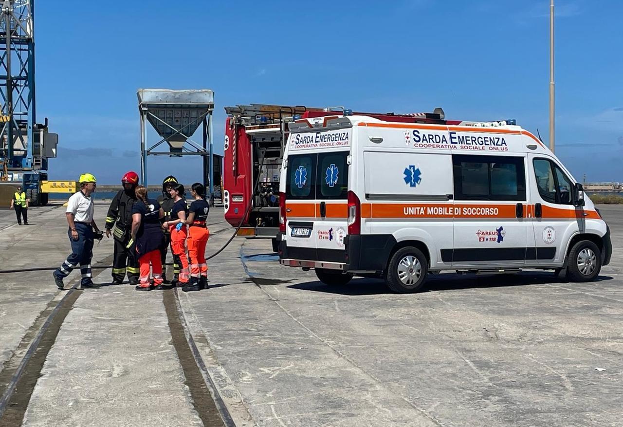 Motonave prende fuoco al porto industriale di Oristano, ma è una esercitazione
