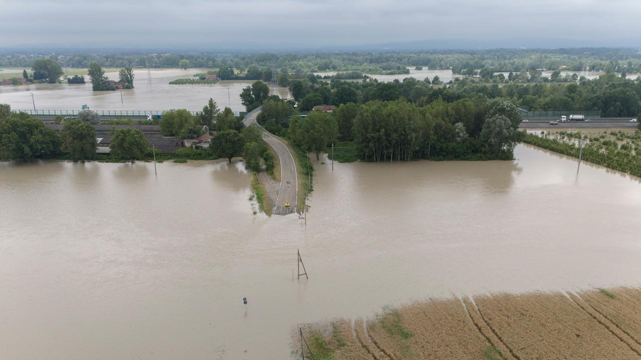 Maltempo a Modena: frane, allagamenti e famiglie sfollate. In città riaprono i ponti, continua l’allerta Arancione