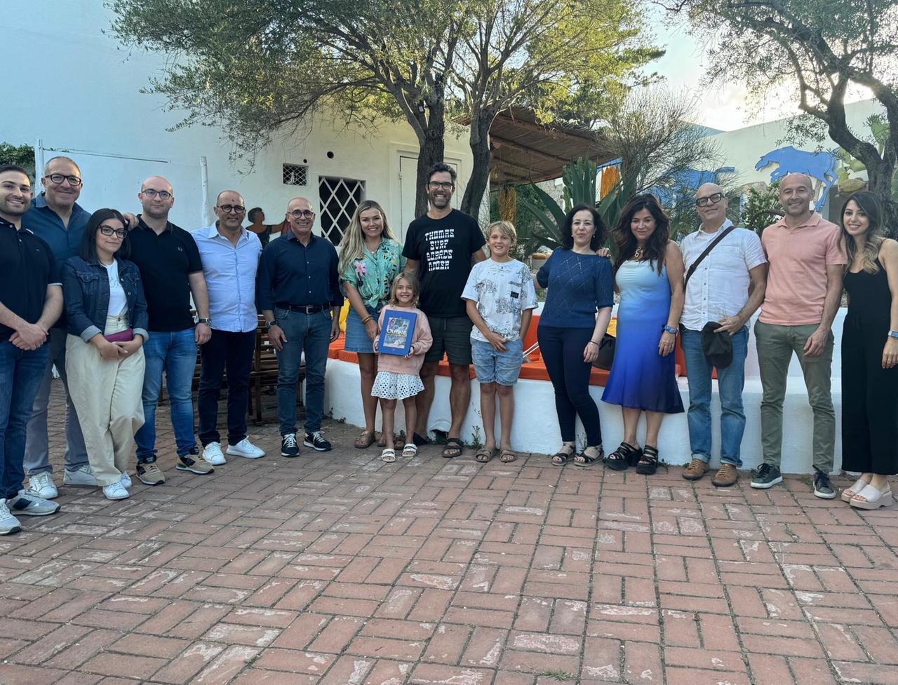 In visita a Su Gologone la bimba australiana che si chiama Oliena perché qui i genitori sognarono una figlia