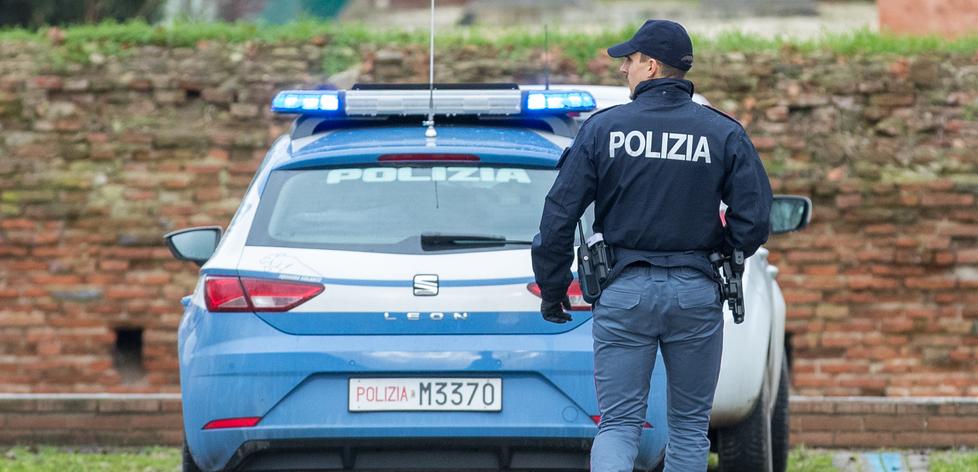 Ferrara: vede la ragazza tra le corsie del supermarket e si abbassa pantaloni e mutande davanti a lei