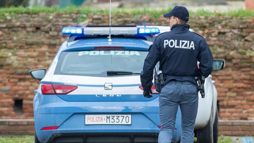 Ferrara: vede la ragazza tra le corsie del supermarket e si abbassa pantaloni e mutande davanti a lei