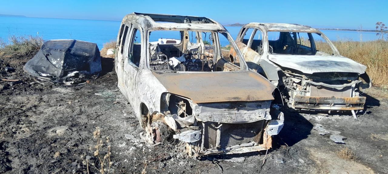 Cabras, attentato vicino alla peschiera di Mistras: bruciate le auto di due pescatori addetti alla guardianìa