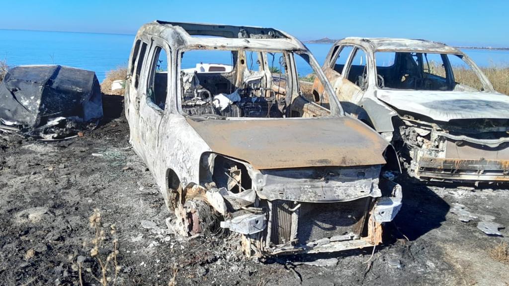 Cabras, attentato vicino alla peschiera di Mistras: bruciate le auto di due pescatori addetti alla guardianìa