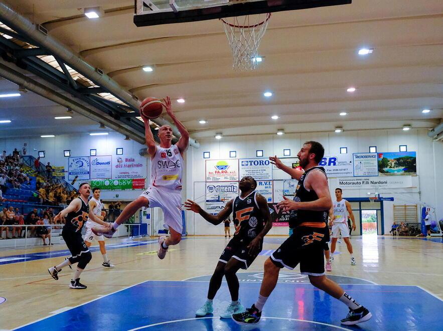 
	Il giocatore della Swag Basket Cecina Giovanni Bruni a canestro contro la Fulgor Fidenza (foto Michele Falorni/Silvi)

