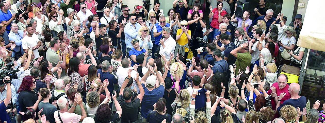 
	La festa dopo il voto a Piombino (Foto Paolo Barlettani)

