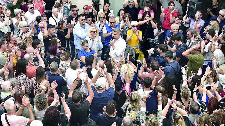 La festa dopo il voto a Piombino (Foto Paolo Barlettani)