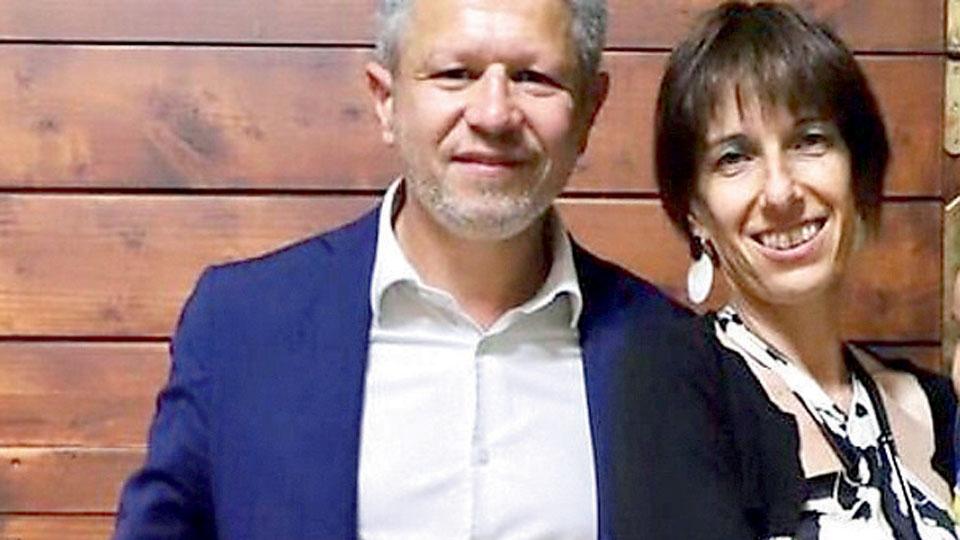 «L’ho conquistato con una bugia dopo il suo “comizio” in spiaggia»: Laura Ramerini racconta il marito-sindaco di San Miniato