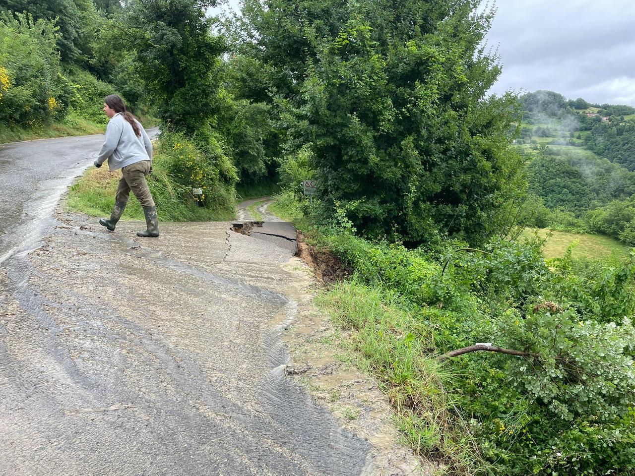 Maltempo, frana il sentiero. Una coppia: «Andati via a piedi nel cuore della notte»