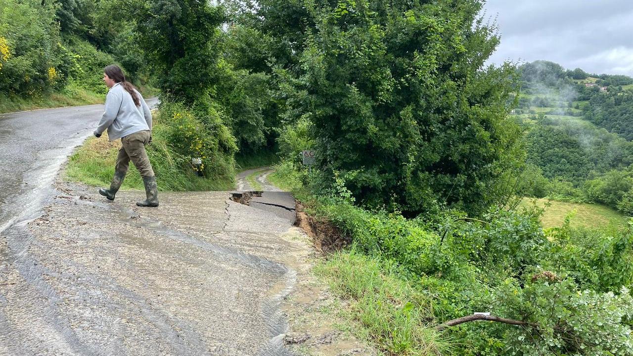 Maltempo, frana il sentiero. Una coppia: «Andati via a piedi nel cuore della notte»