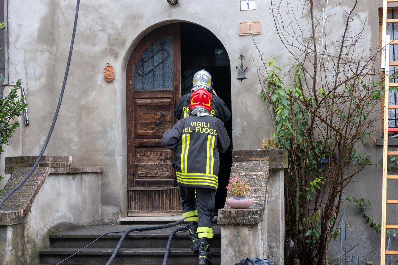 Salvatonica, ospiti ricollocati dopo il rogo. Migliorano i feriti