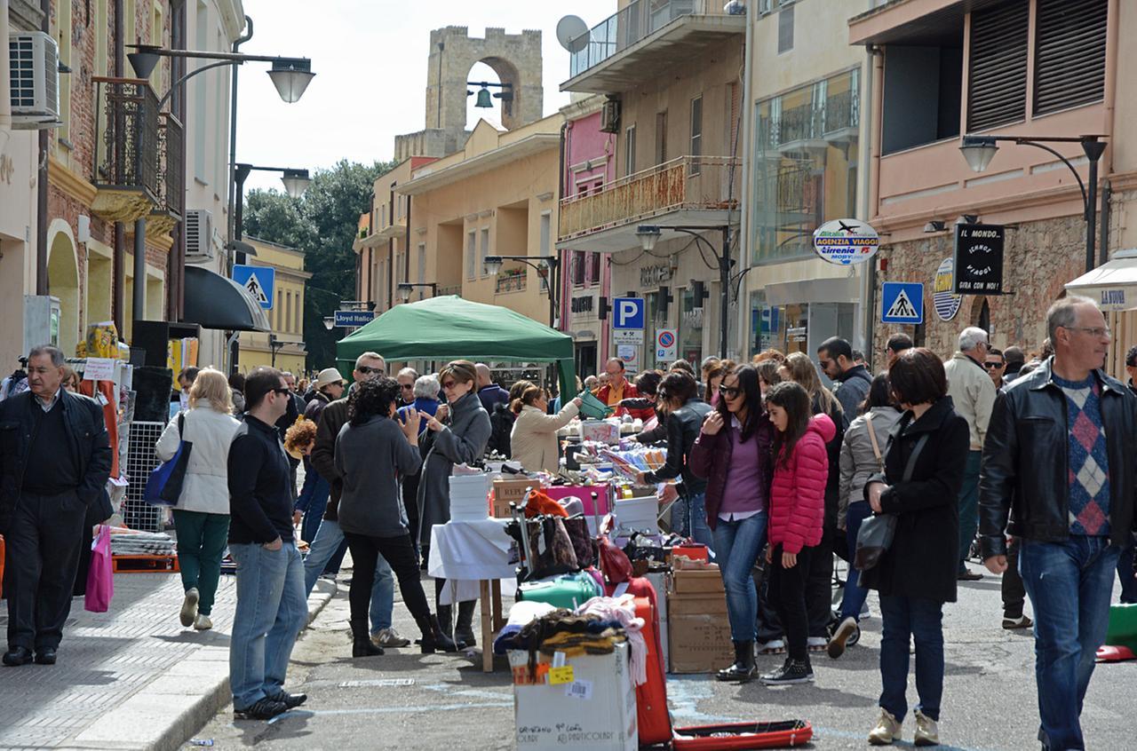 
	Shopping nel centro storico per Lo Sbaracco, una delle attivit&agrave; promosse dalla Confcommercio di Oristano

