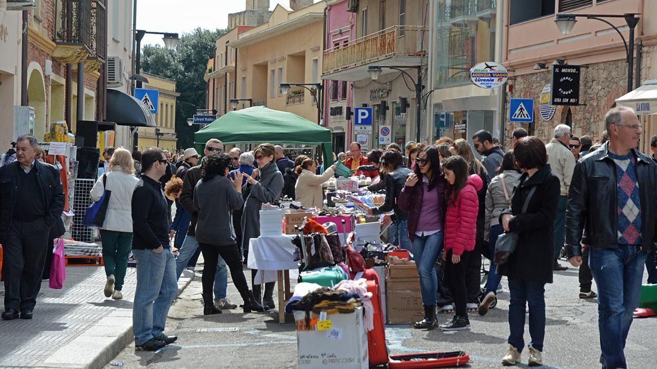 Shopping nel centro storico per Lo Sbaracco, una delle attività promosse dalla Confcommercio di Oristano