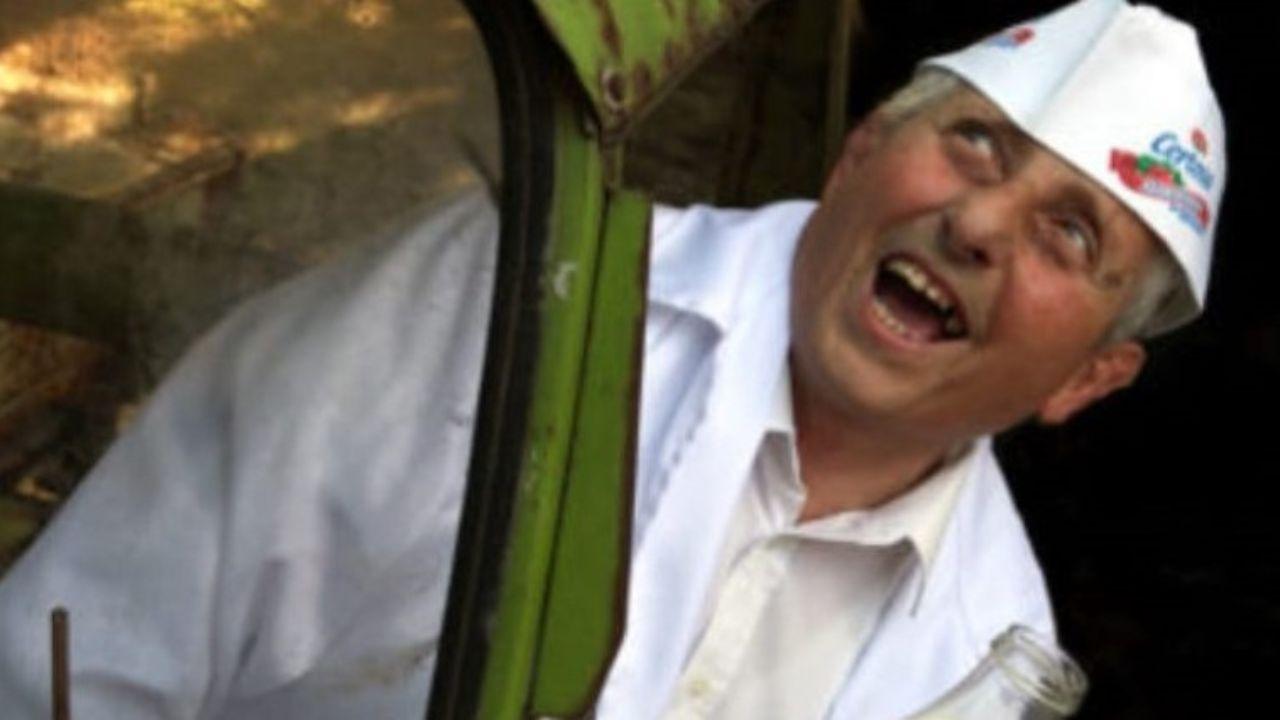 Narciso Rossi durante la “consegna” del latte (foto Nilo Capretti)