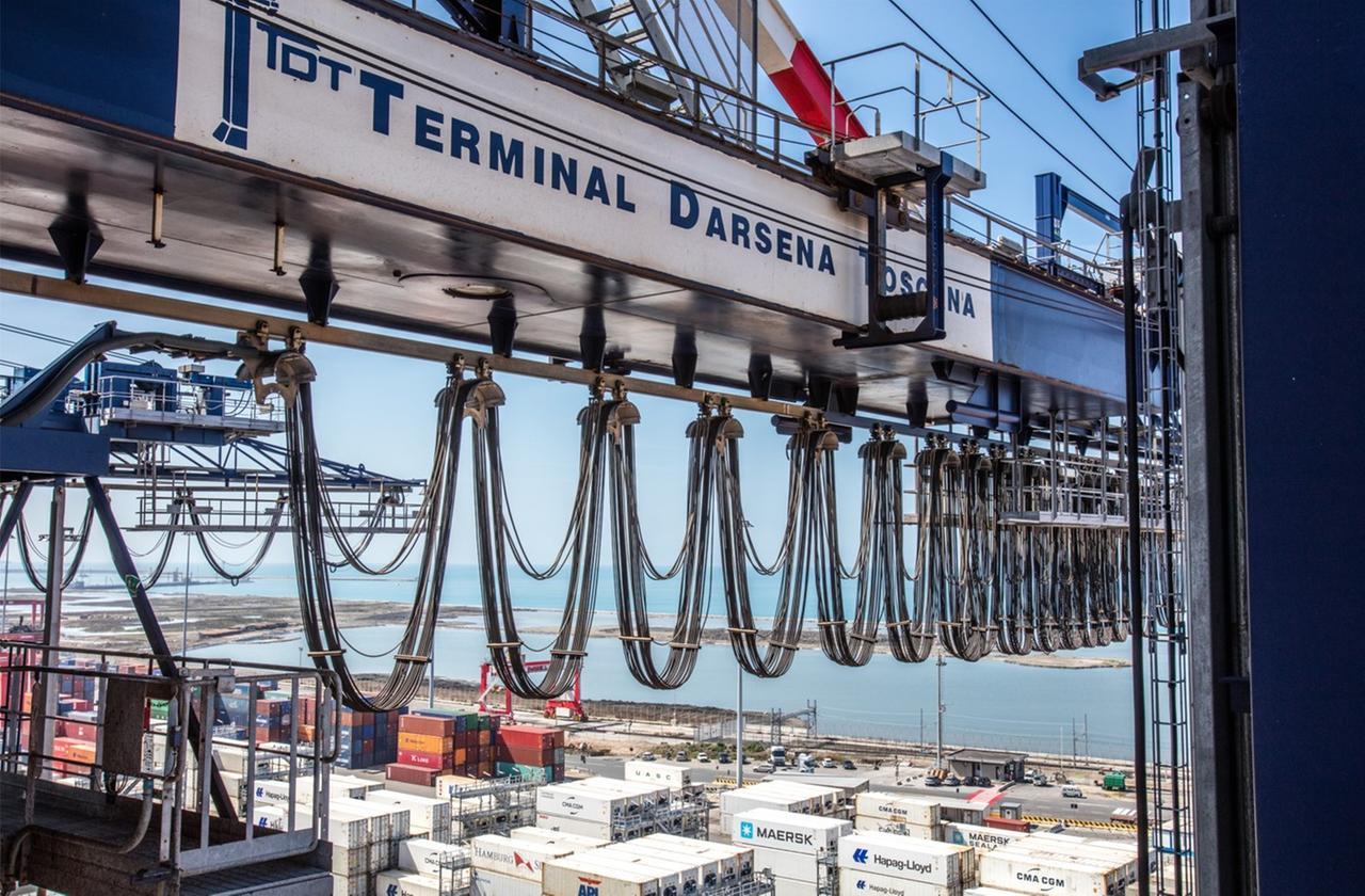 
	Una delle grandi gru del terminal Darsena Toscana

