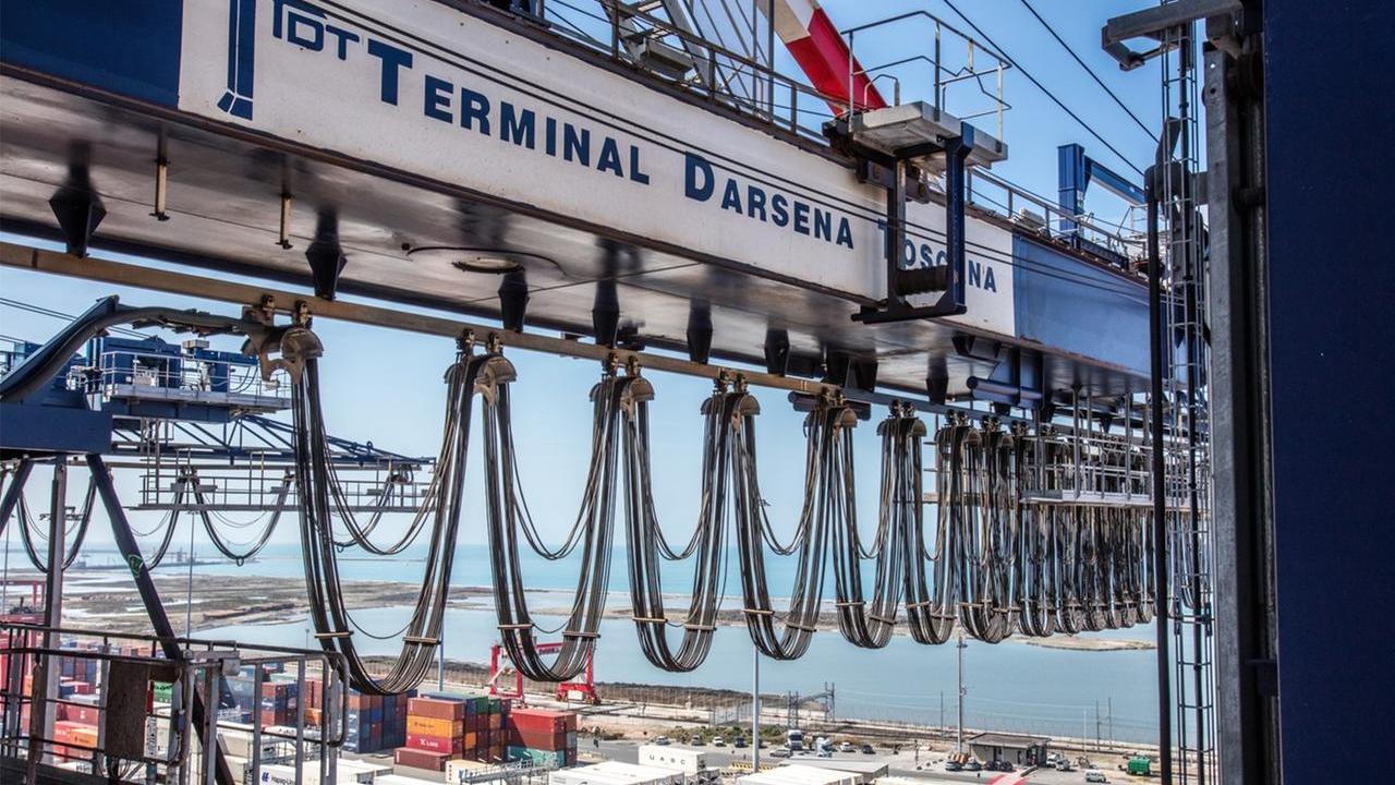 Una delle grandi gru del terminal Darsena Toscana