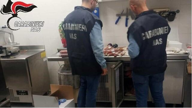 Controlli del Nas in un locale (foto d'archivio)