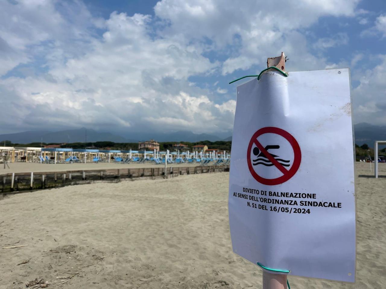 
	Un divieto di balneazione in Toscana (foto di archivio)

