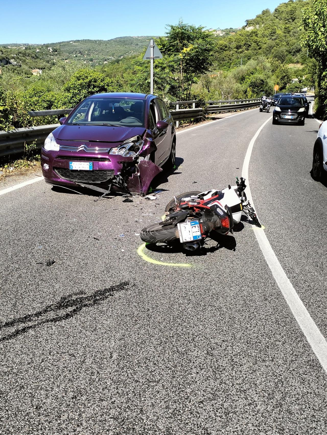 Con la moto contro un’auto sulla Sassari-Sorso, 17enne al pronto soccorso