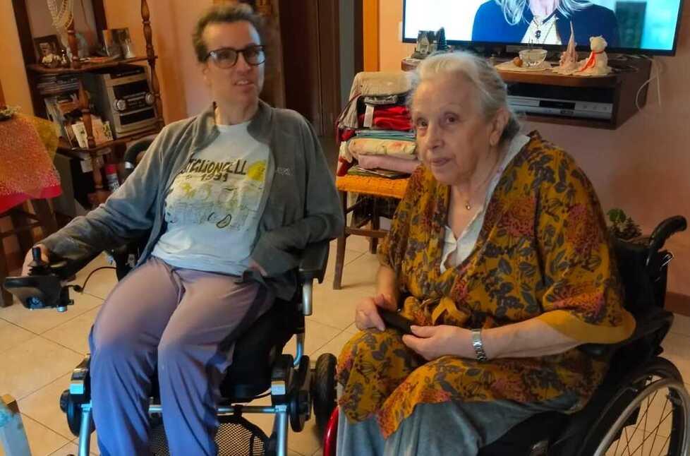 Livorno, l'appello di madre e figlia sulla sedia a rotelle: «Sole e in difficoltà, abbiamo bisogno di aiuto»