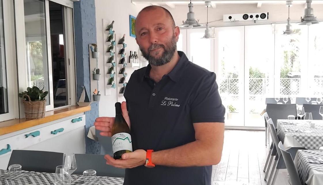 
	Nicola Del Nero e una bottiglia di &ldquo;Marmo DiVino&rdquo;

