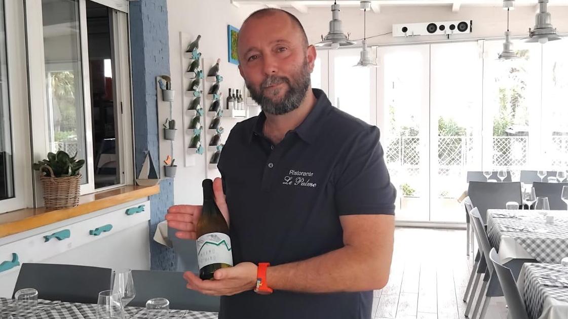 Nicola Del Nero e una bottiglia di “Marmo DiVino”