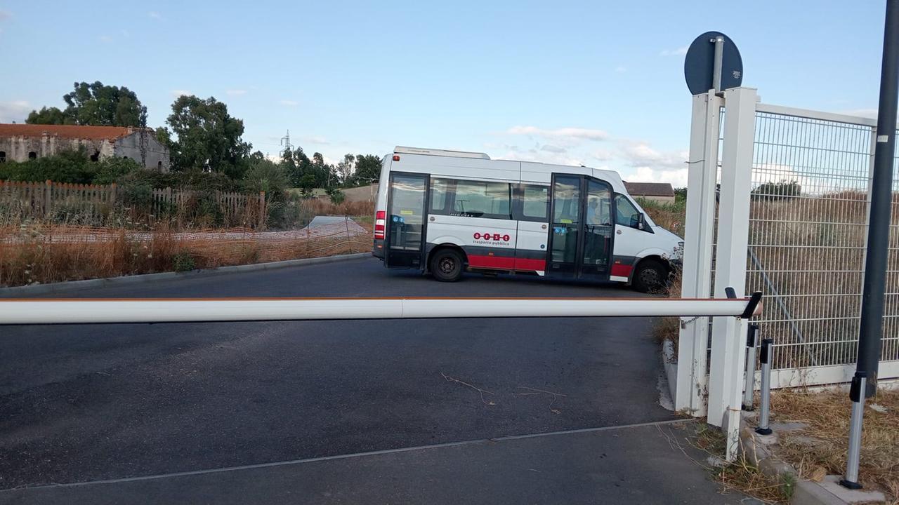 Le sbarre abbassate al polo intermodale rimasto inaccessibile per due ore