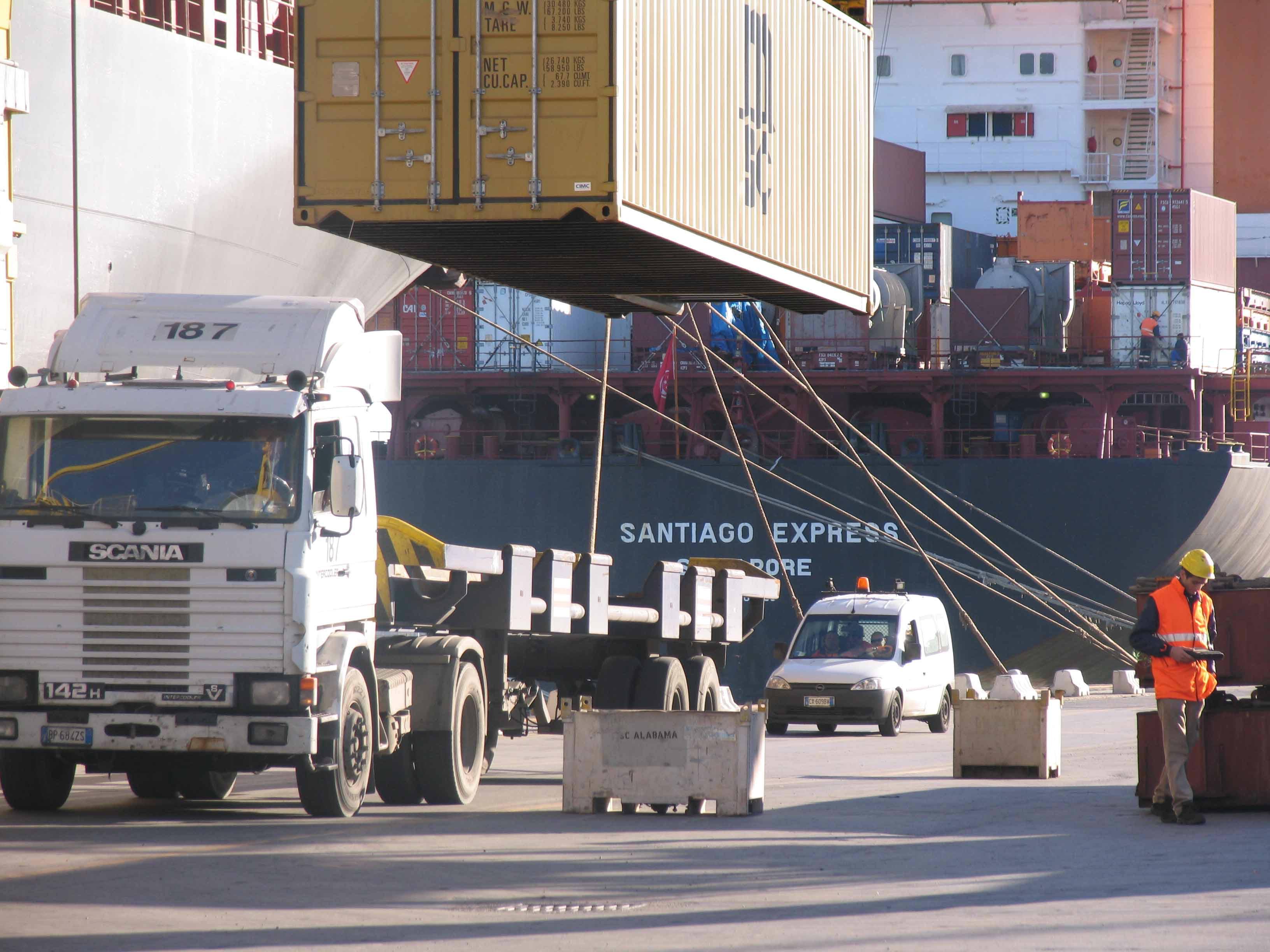Lo scarico di un container in porto (foto Pentafoto)