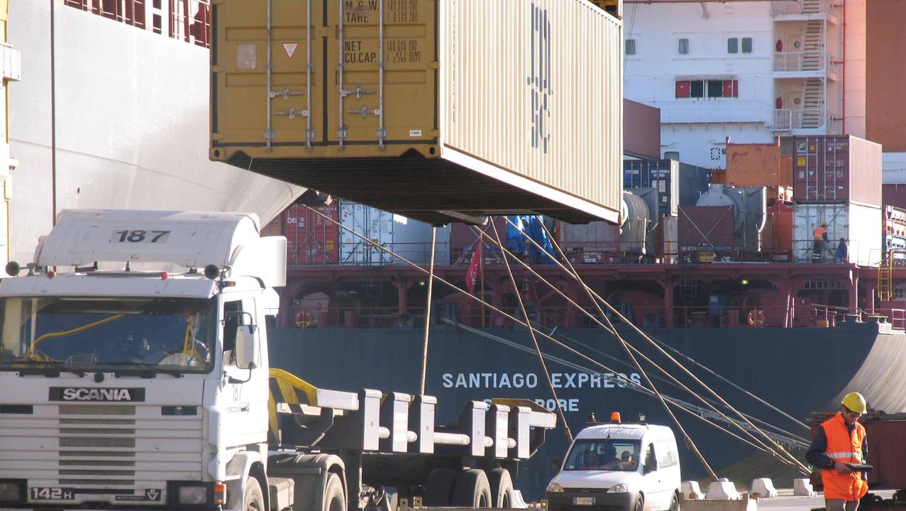 Lo scarico di un container in porto (foto Pentafoto)