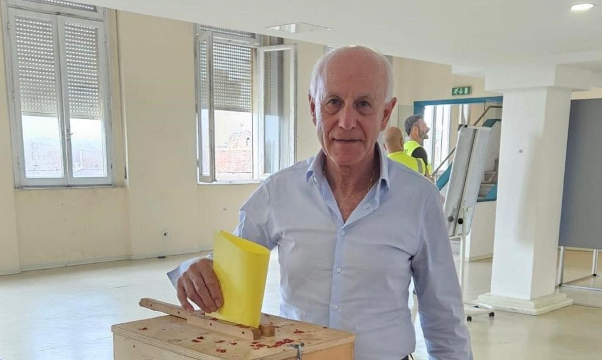 Enzo Raugei mentre vota